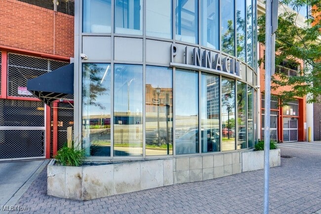 property at 701 W Lakeside Ave