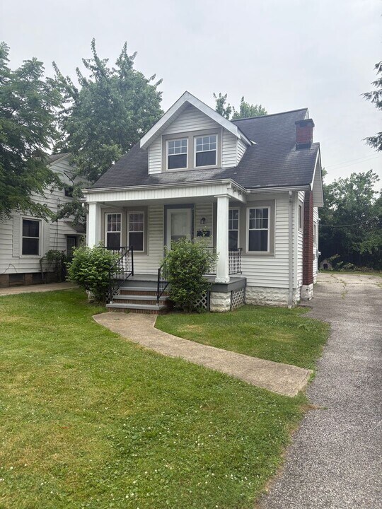 11104 Plymouth Ave in Garfield Heights, OH - Building Photo
