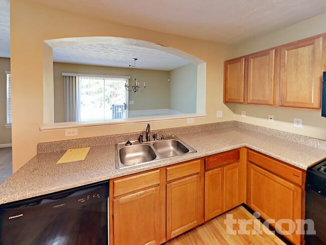 9453 Lakeview Rd in Union City, GA - Building Photo - Building Photo