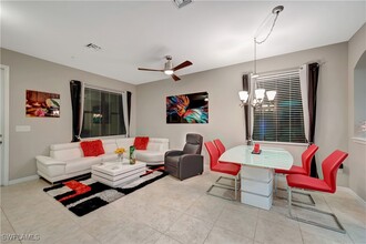 1443 Santiago Cir in Naples, FL - Foto de edificio - Building Photo