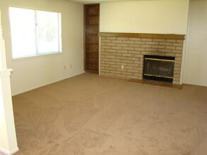 15554 Bear Valley Rd in Victorville, CA - Building Photo - Building Photo