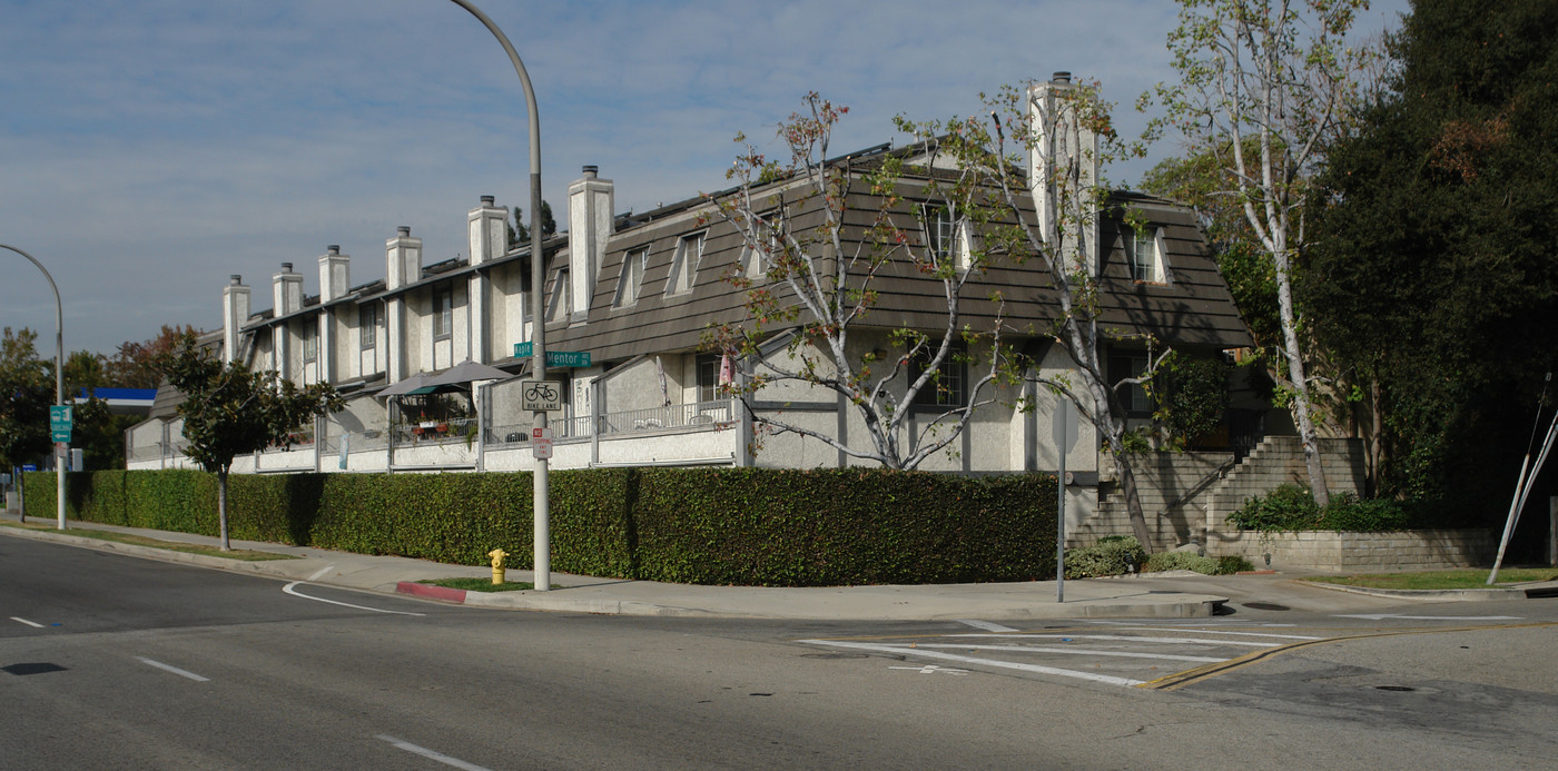 379 Mentor Ave in Pasadena, CA - Building Photo