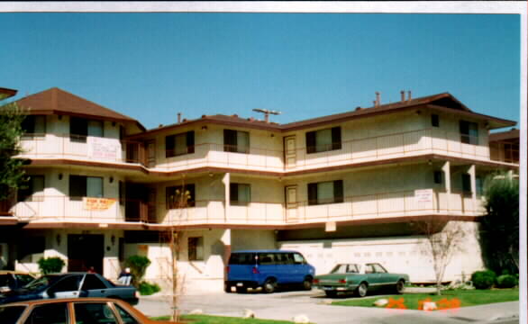 Villa Bella Apartments in Hawthorne, CA - Building Photo - Building Photo