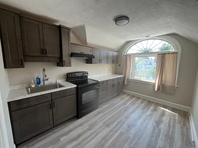 784 Farmington Ave, Unit 3rd Floor