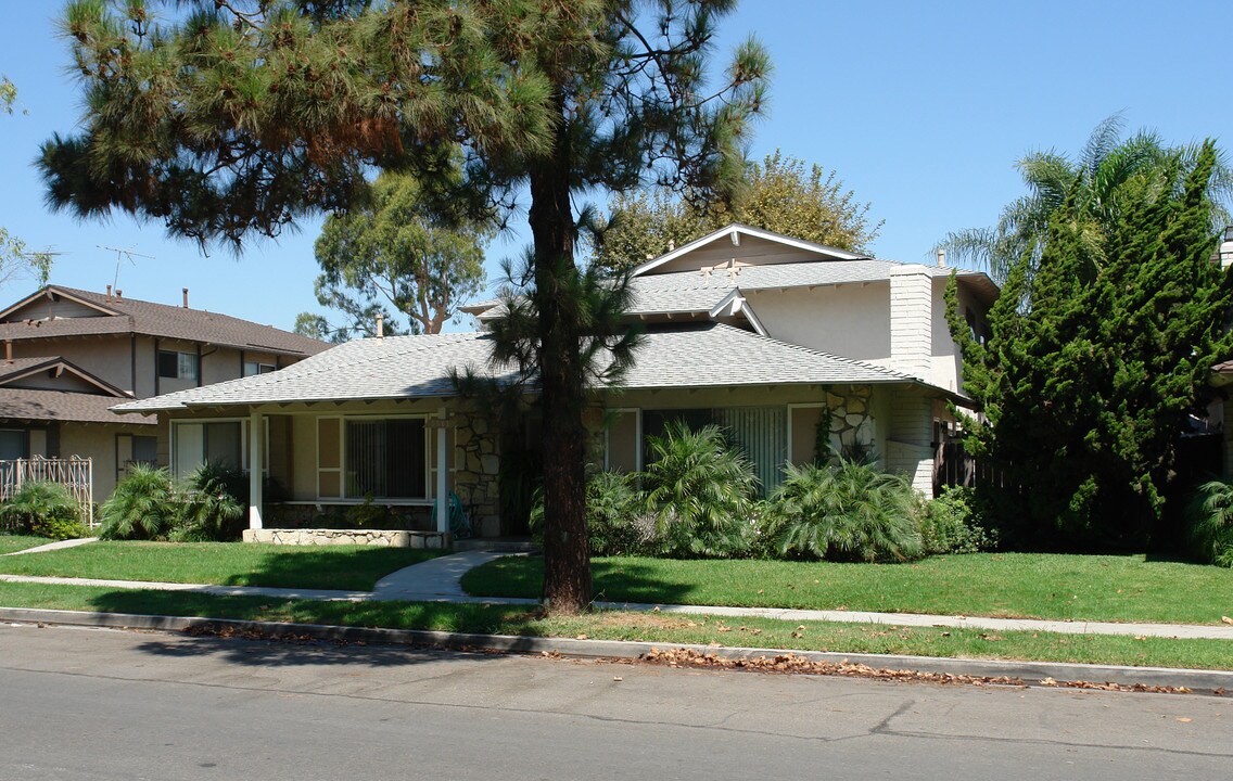 5561 CROSS Dr in Huntington Beach, CA - Building Photo