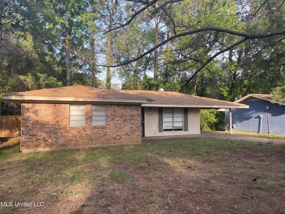 130 E Woodcrest Dr in Jackson, MS - Building Photo