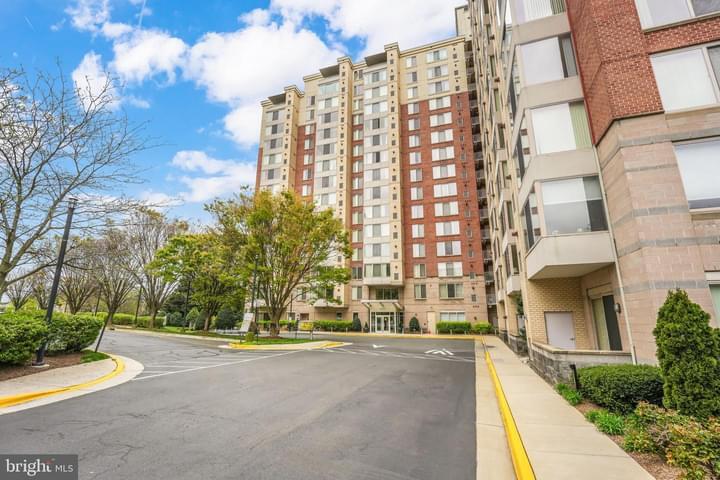2726 Gallows Rd, Unit YOUR NEW HOME in Vienna, VA - Building Photo