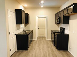 332 Chalk Hill Ct in Edmond, OK - Building Photo - Building Photo