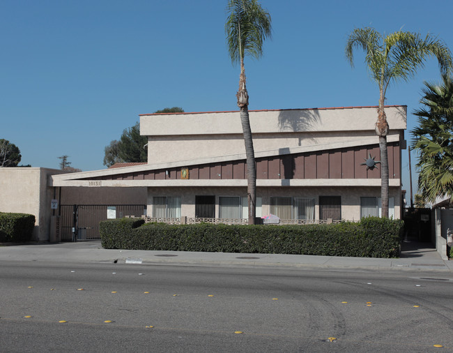 10131 Alondra Blvd in Bellflower, CA - Foto de edificio - Building Photo