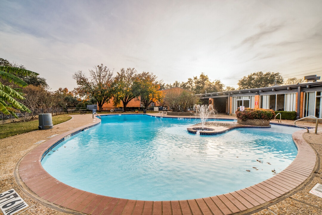 570 Avenue J Ave in Grand Prairie, TX - Building Photo