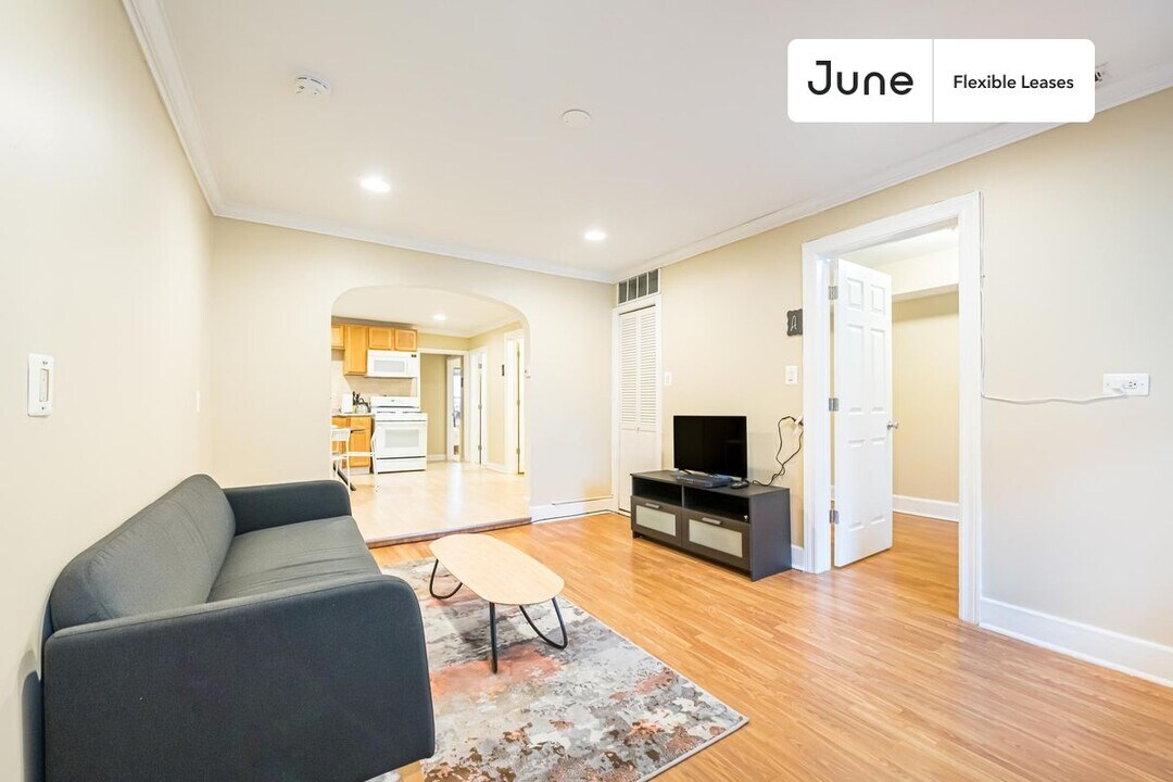 1639 W Superior St in Chicago, IL - Foto de edificio