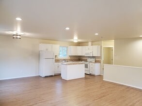 14790 S Thayer Rd in Oregon City, OR - Building Photo - Building Photo