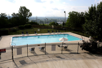 Knobs Pointe Apartments in New Albany, IN - Foto de edificio - Building Photo