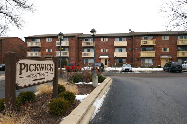 151 Pickwick Dr in Schaumburg, IL - Building Photo - Building Photo