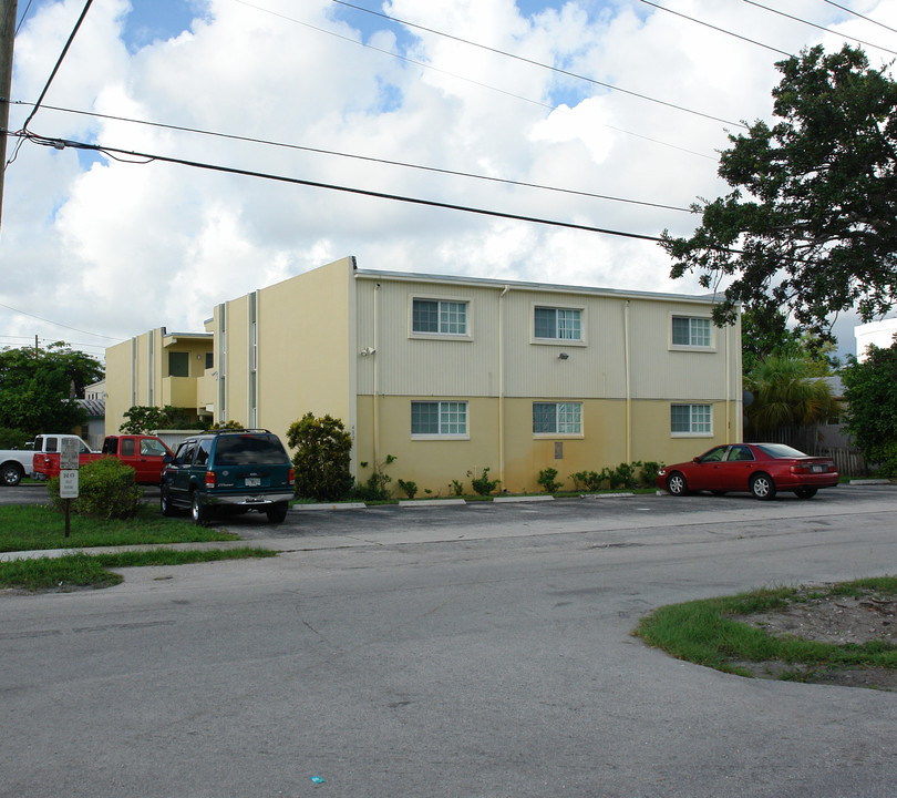 Croissant Park Apartments in Fort Lauderdale, FL - Building Photo