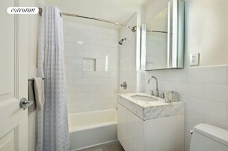 300 E 64th St in New York, NY - Building Photo - Building Photo