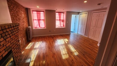 17 Van Buren St, Unit 1st Floor in Brooklyn, NY - Foto de edificio - Building Photo
