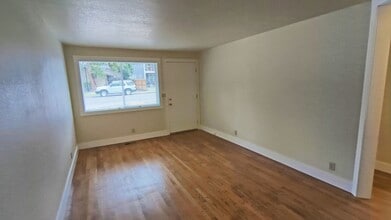 637 SE 7th Ave in Hillsboro, OR - Building Photo - Building Photo