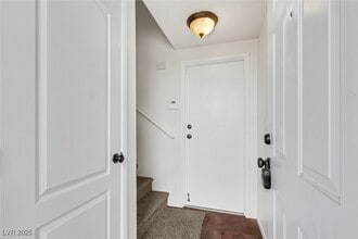 9901 Trailwood Dr in Las Vegas, NV - Foto de edificio - Building Photo