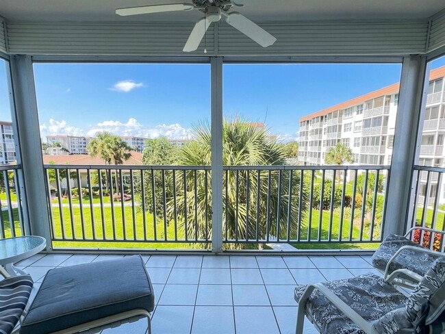 900 Dogwood Dr, Unit 340 in Delray Beach, FL - Building Photo - Building Photo