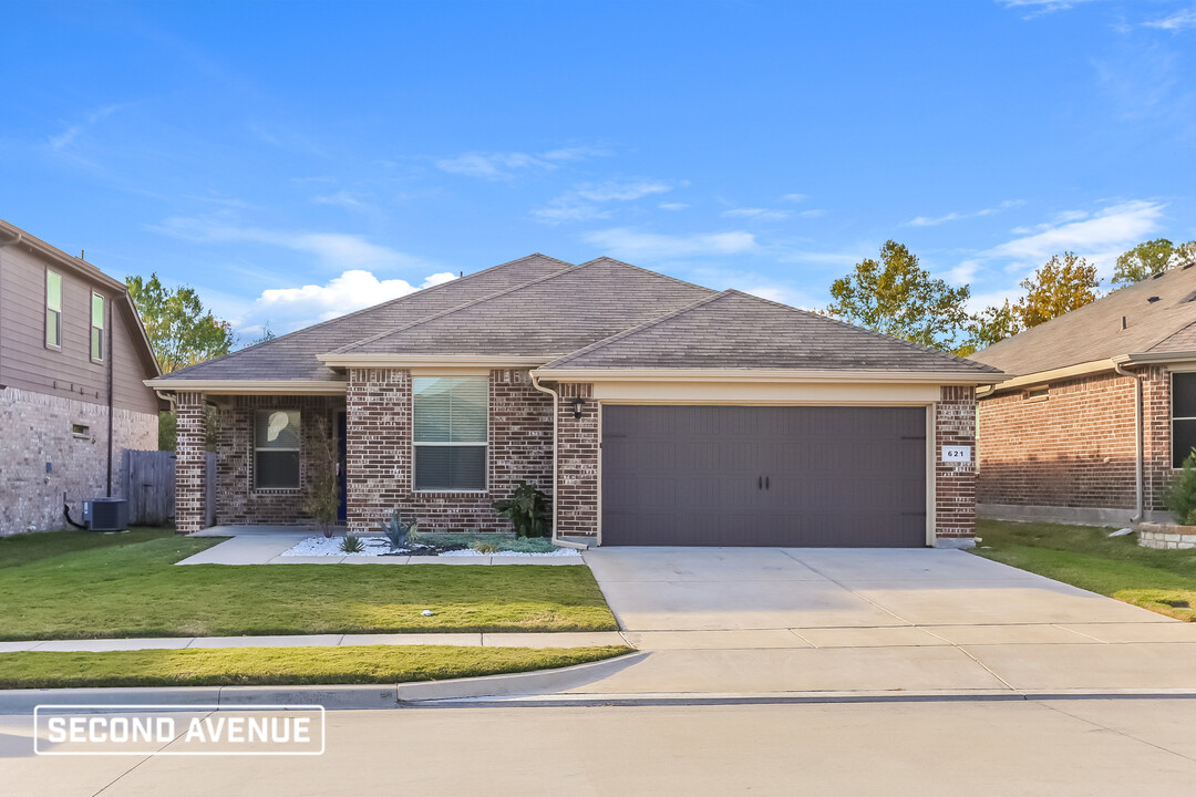621 Creekview Dr in Azle, TX - Building Photo