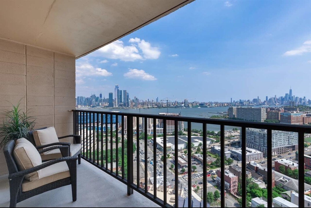 380 Mountain Rd-Unit -911 in Union City, NJ - Building Photo