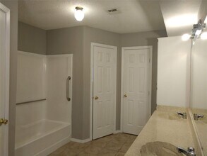 1902 Laura Ln in La Porte, TX - Building Photo - Building Photo