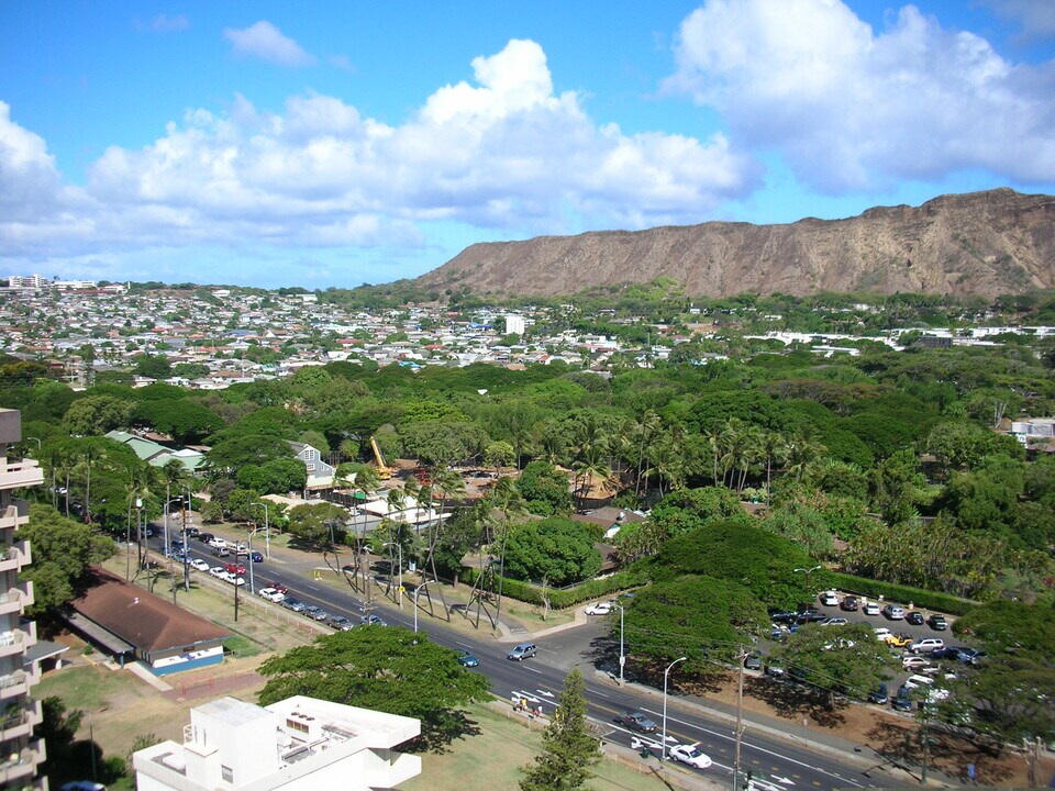 2575 Kuhio Ave, Unit 1802 in Honolulu, HI - Building Photo