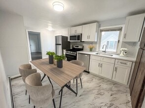75-2 4th Ave, Unit 2 in Lowell, MA - Building Photo - Building Photo