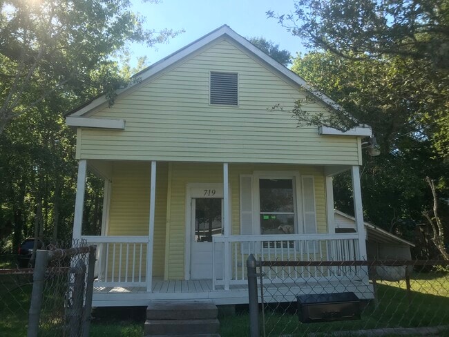 property at 719 N Madison St