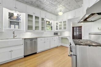 1606 Travis Heights Blvd in Austin, TX - Building Photo - Building Photo