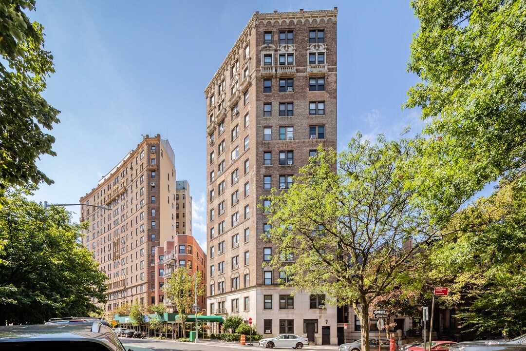 Berkeley Plaza in Brooklyn, NY - Foto de edificio