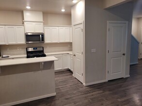 1274 NW Upas Pl in Redmond, OR - Foto de edificio - Building Photo