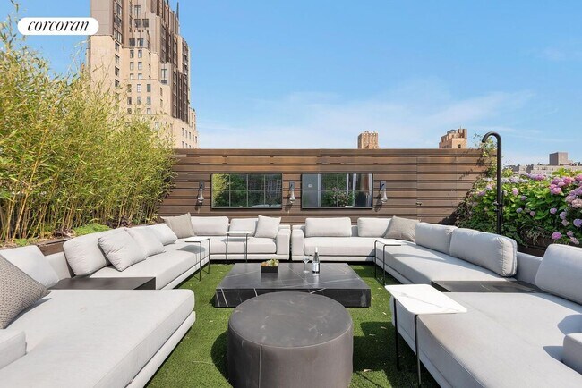 246 W 17th St in New York, NY - Building Photo - Building Photo