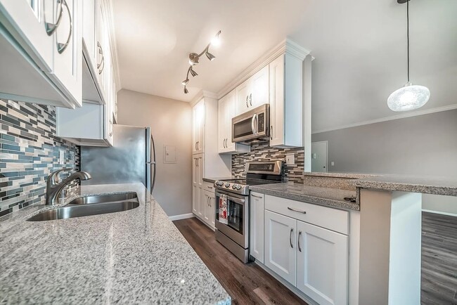 5328 Newcastle Ave, Unit 30 in Encino, CA - Foto de edificio - Building Photo