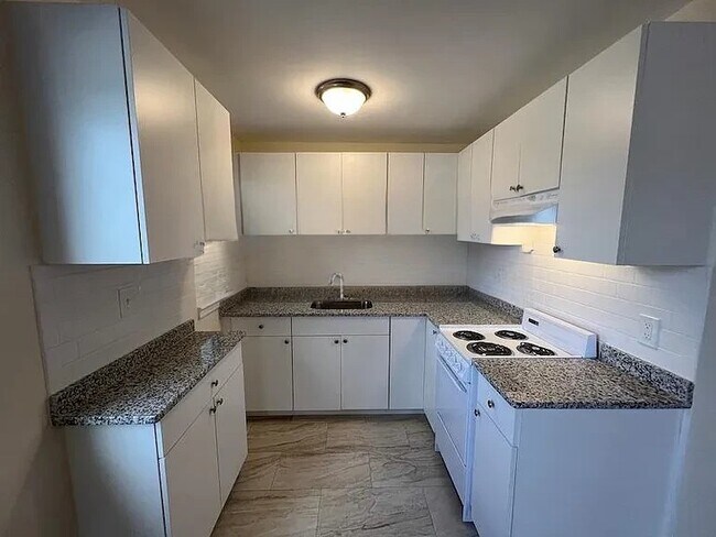 2021 Commonwealth Ave, Unit 01-2018 in Boston, MA - Building Photo - Building Photo