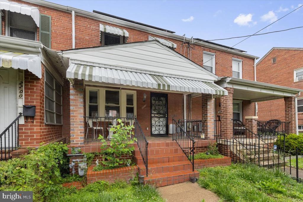 2202 U Pl SE in Washington, DC - Building Photo