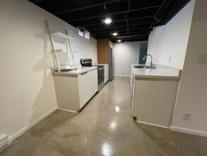 2242 Prospect Ave NE, Unit Lower Unit in Grand Rapids, MI - Foto de edificio - Building Photo