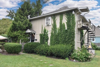 661 S Lake Shore Dr in Lake Geneva, WI - Building Photo - Building Photo