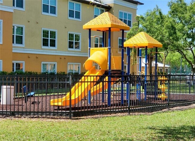 5479 Vineland Rd in Orlando, FL - Building Photo - Building Photo