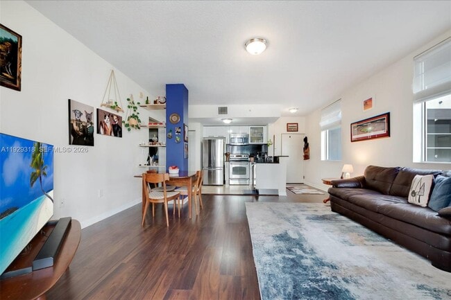 3339 Virginia St, Unit 305 in Miami, FL - Foto de edificio - Building Photo