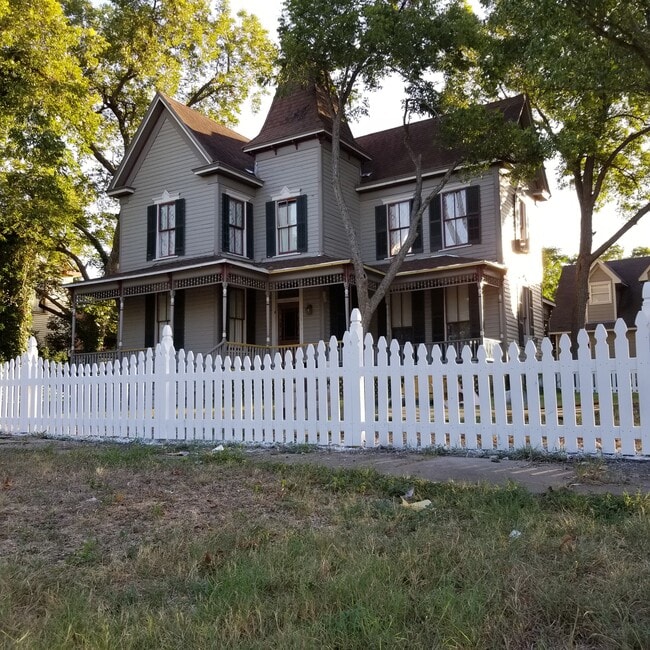 619 Washburn St, Unit 4 in Taylor, TX - Building Photo - Building Photo