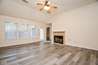 10919 Rustling Winds Dr in Houston, TX - Building Photo - Building Photo