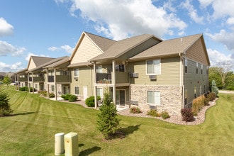 Broadway Commons Apartment Homes in Waukesha, WI - Foto de edificio - Building Photo