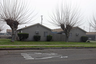 418 Locust St in Turlock, CA - Building Photo - Building Photo