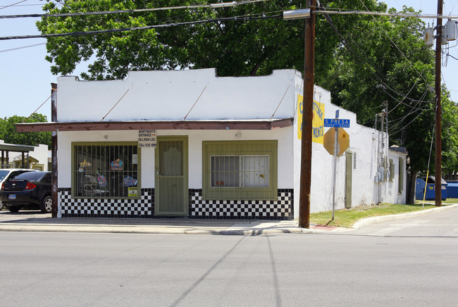 Cozy Cottage Apartments in San Antonio, TX - Building Photo - Building Photo