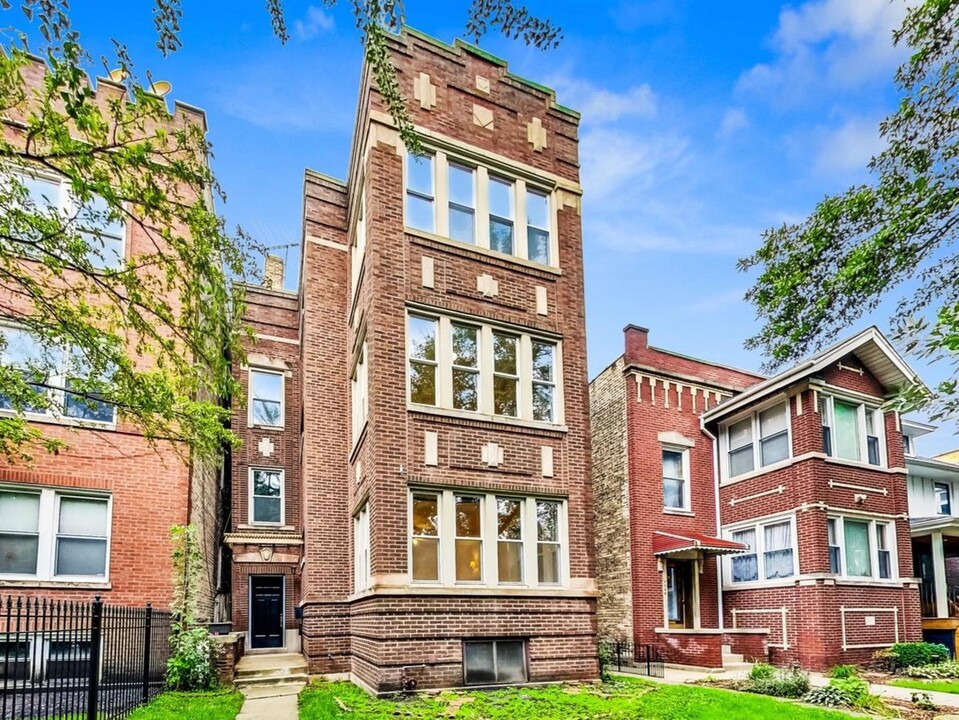 2552 W Wilson Ave in Chicago, IL - Building Photo