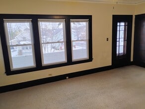 2102 Chesterland Ave, Unit 2 in Lakewood, OH - Foto de edificio - Building Photo