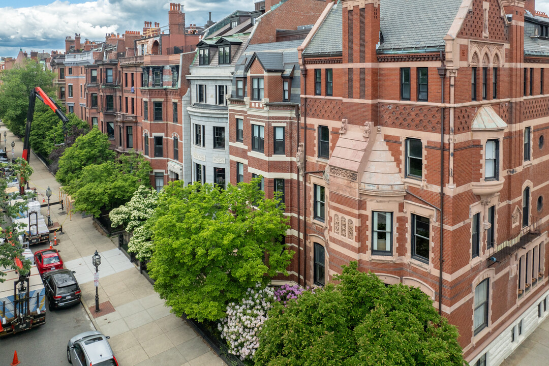 245 Commonwealth Ave in Boston, MA - Building Photo