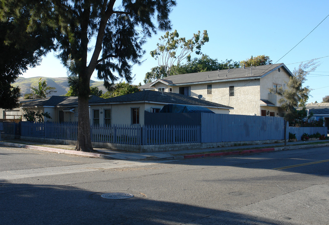 211-217 W Simpson St in Ventura, CA - Building Photo